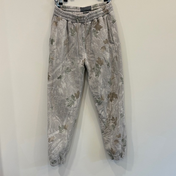 Abercrombie & Fitch Pants - Abercrombie & Fitch Soft A&F Essentials  Camo Fleece Joggers - relaxed fit